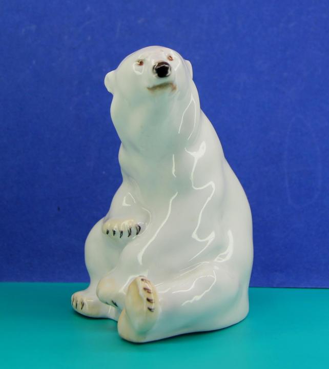 белый_медведь-скульпь